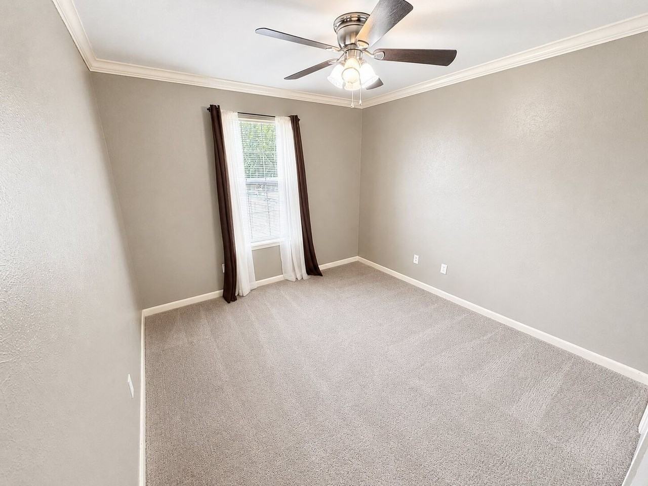 10102 Salinas Dr - Photo 6 of 9