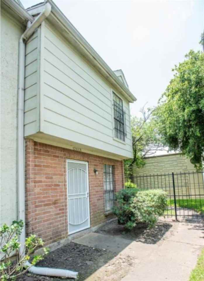 12668 Windsor Village Dr - Photo 2 of 9