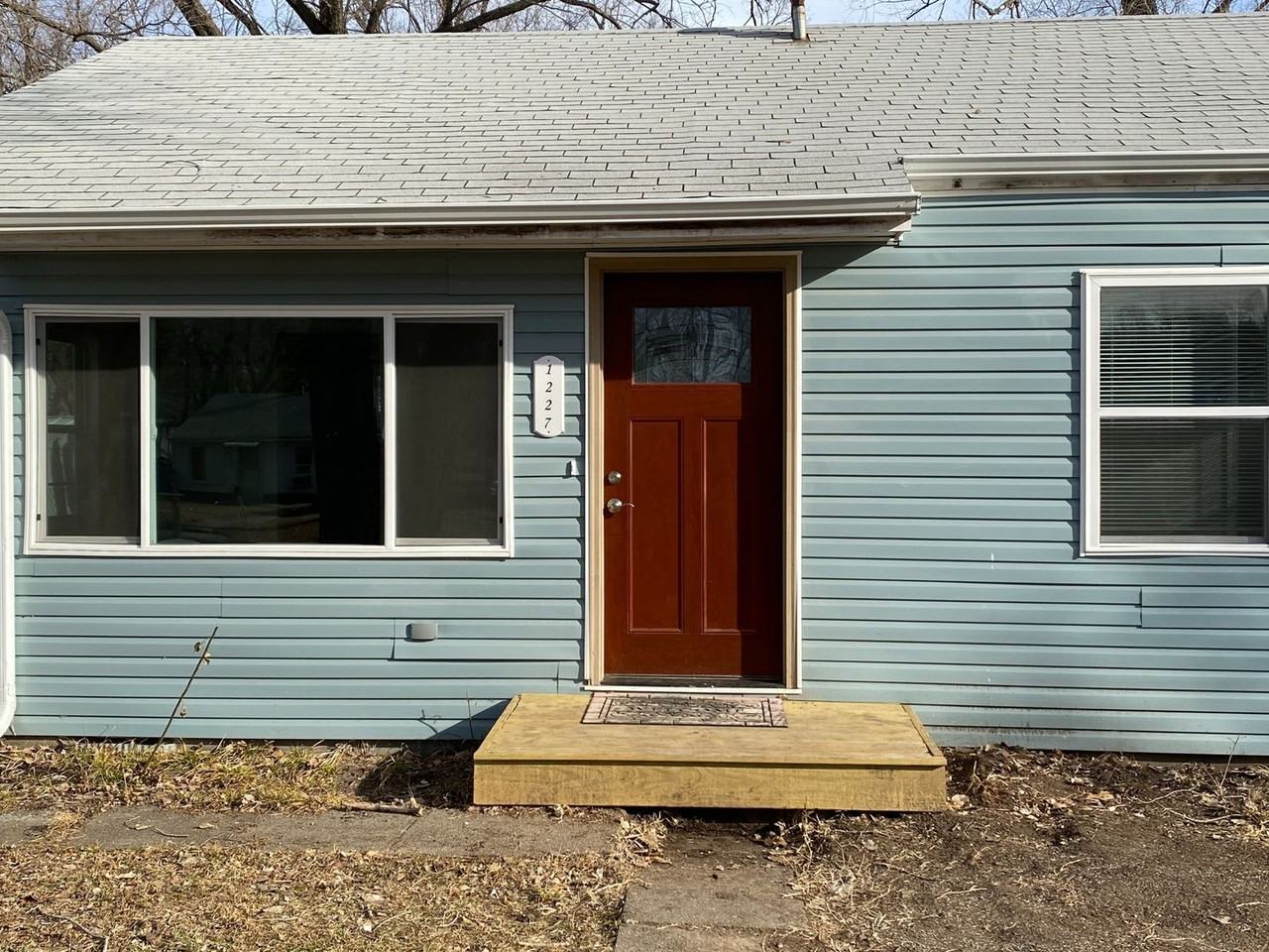 1227 N Eisenhower Dr