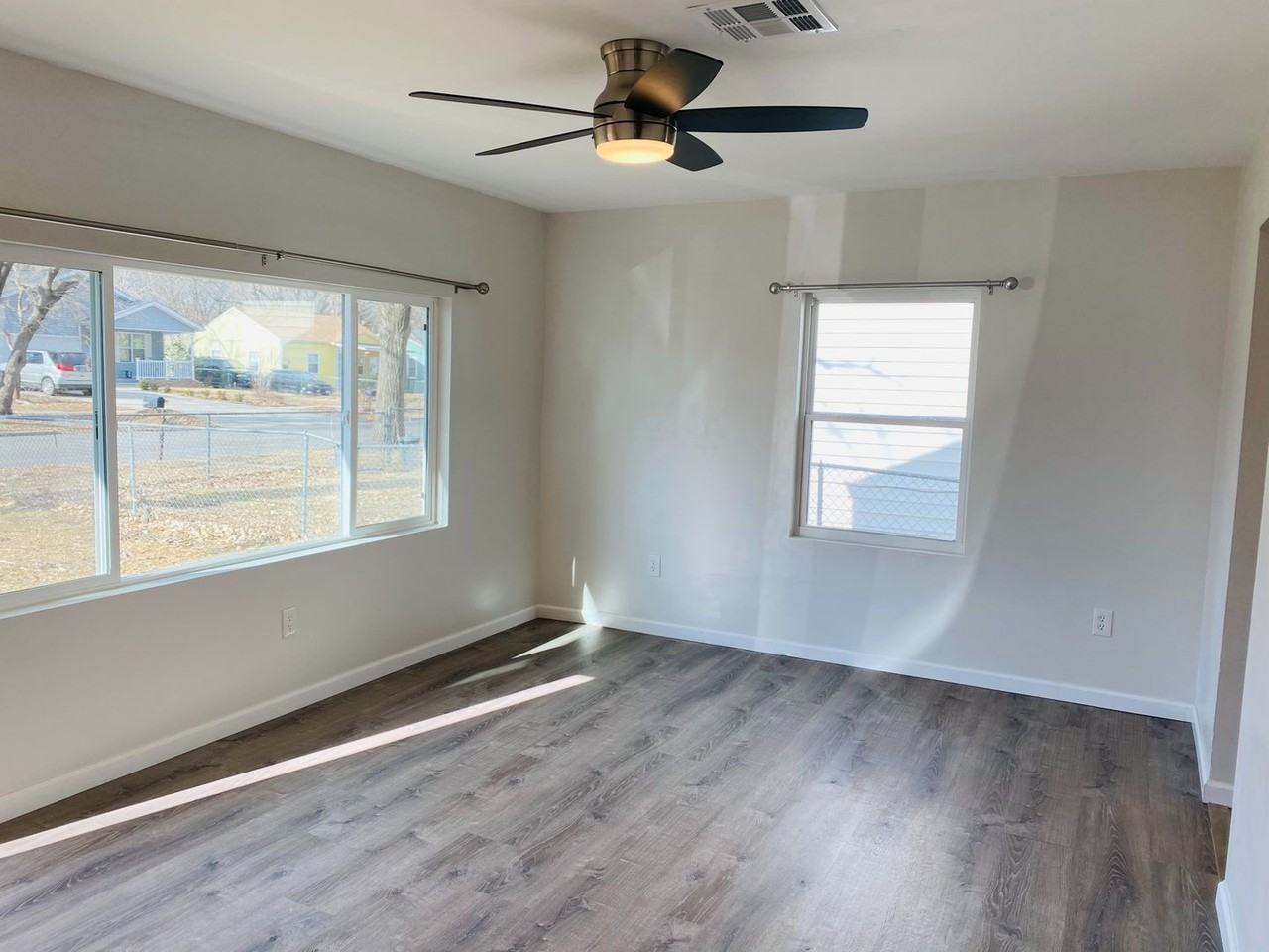 1227 N Eisenhower Dr - Photo 2 of 8