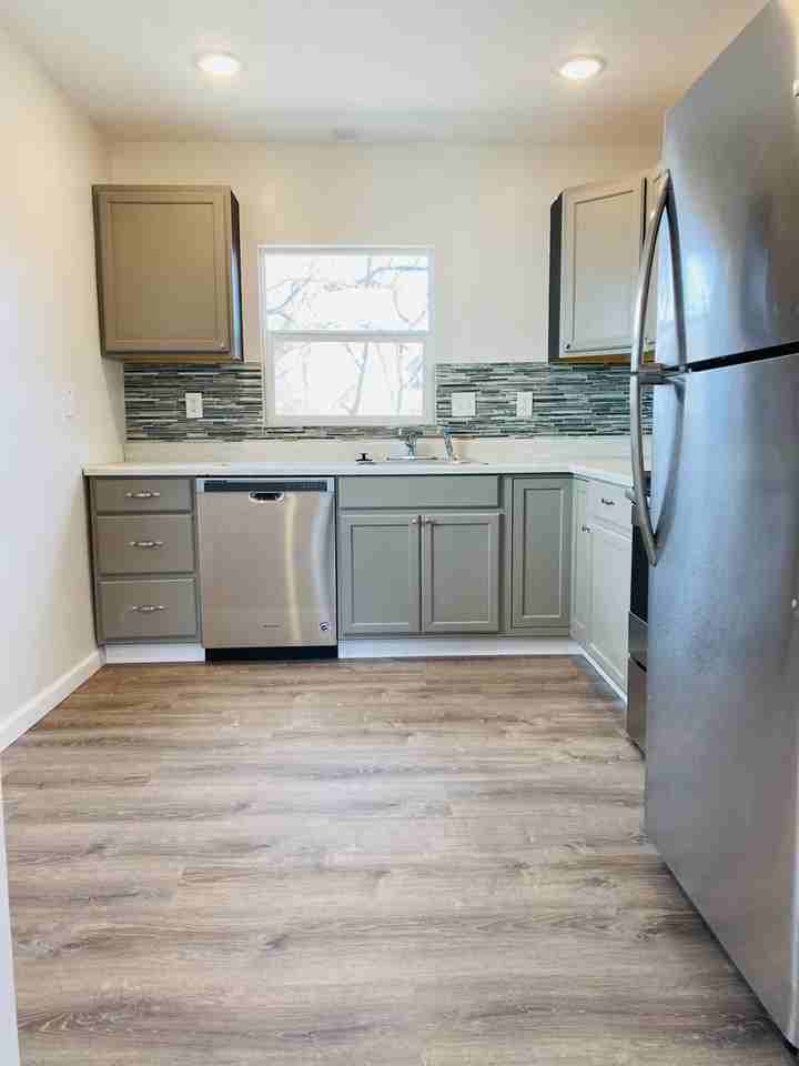 1227 N Eisenhower Dr - Photo 3 of 8