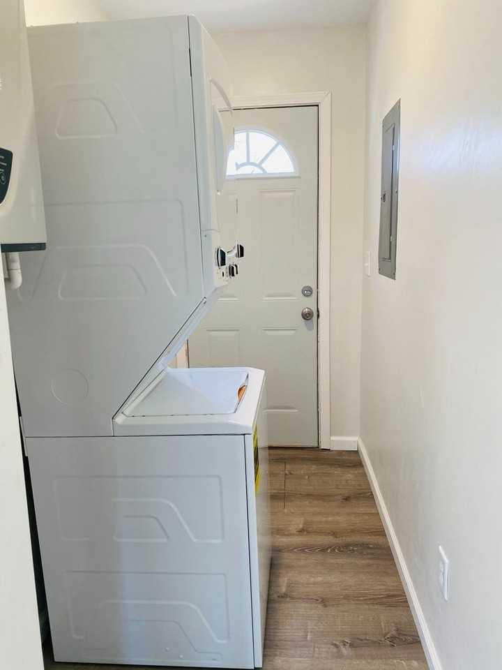 1227 N Eisenhower Dr - Photo 5 of 8
