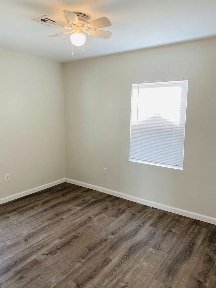 1227 N Eisenhower Dr - Photo 6 of 8