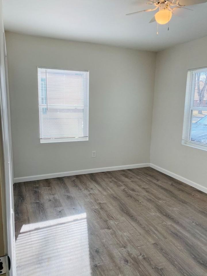 1227 N Eisenhower Dr - Photo 7 of 8