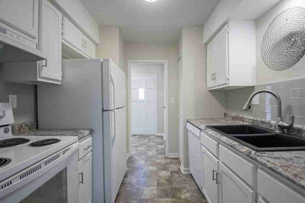 10724 W 88th Ter - Photo 7 of 19