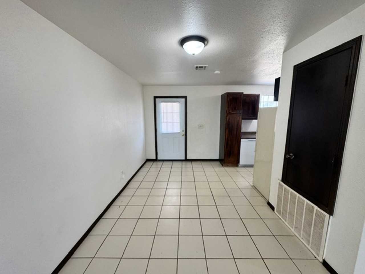 749 Sw 13th St - Photo 3 of 9