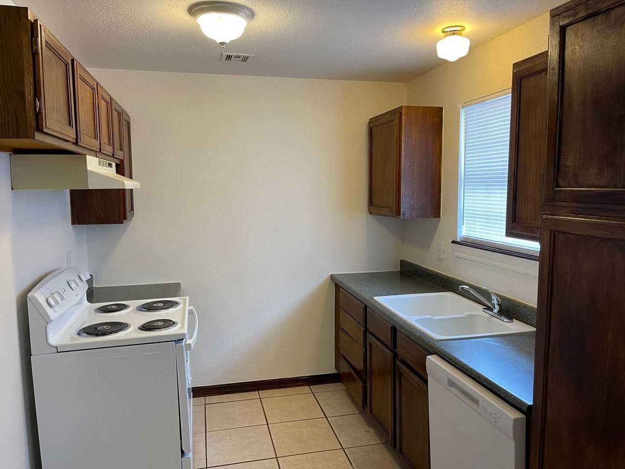 749 Sw 13th St - Photo 4 of 9
