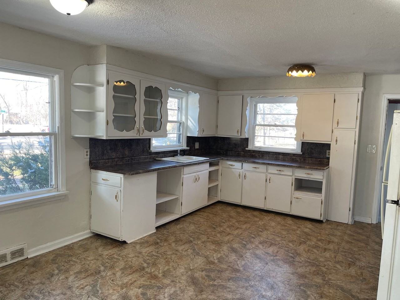 485 E 24th St - Photo 2 of 8