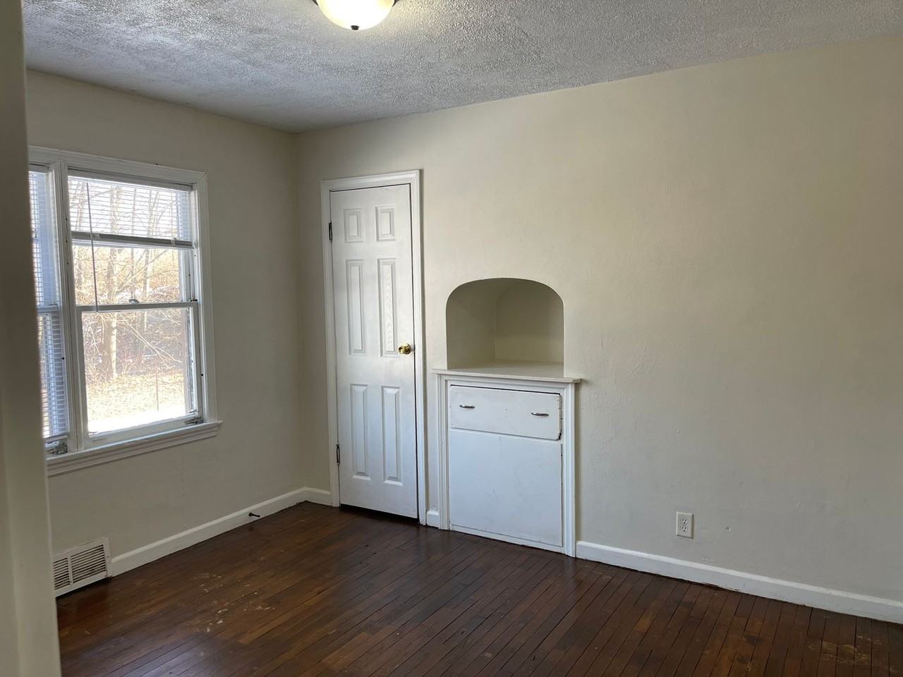 485 E 24th St - Photo 5 of 8