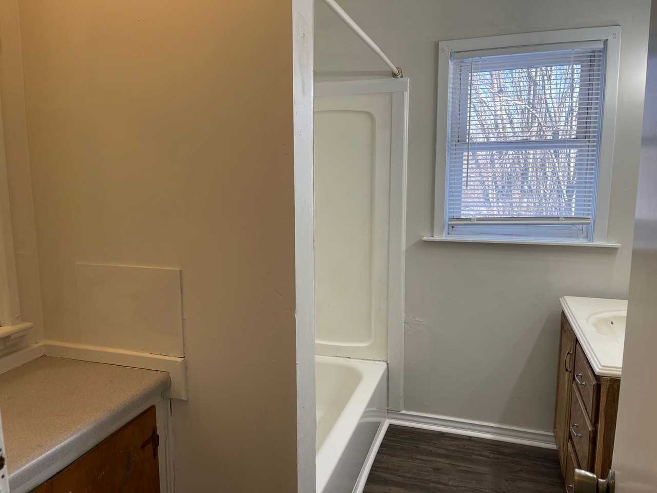 485 E 24th St - Photo 7 of 8