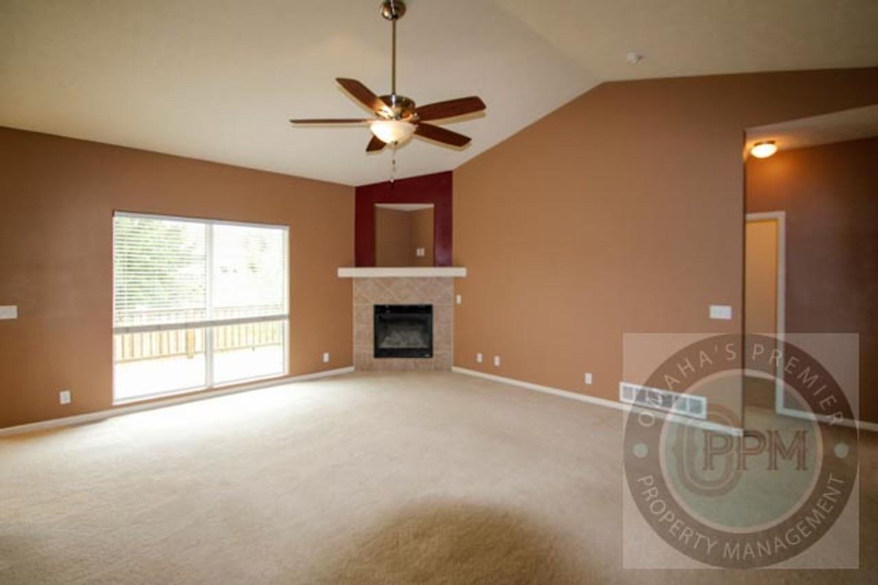 809 Lake Tahoe Dr - Photo 4 of 45