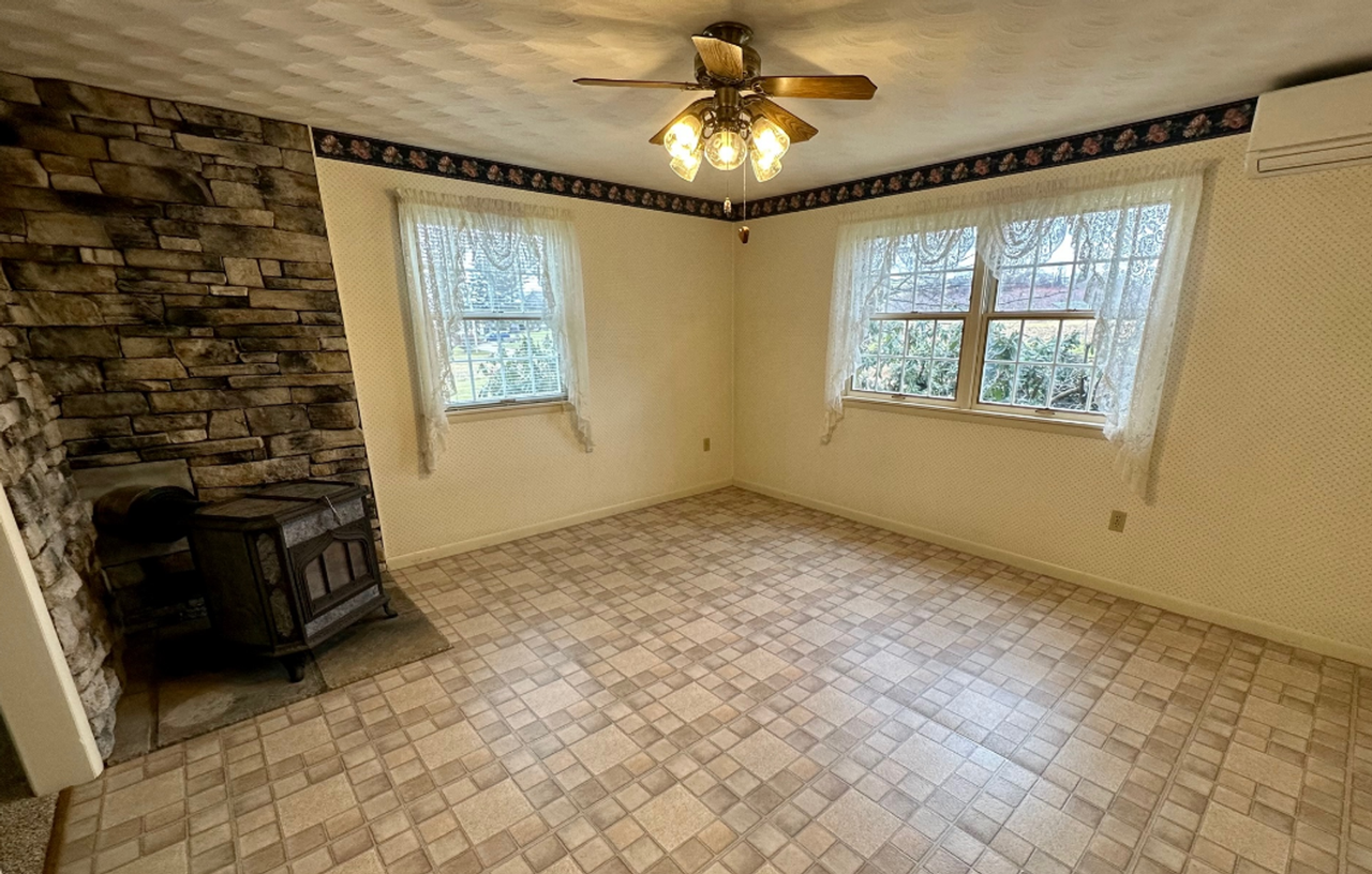 1448 Abbottstown Pike - Photo 5 of 13