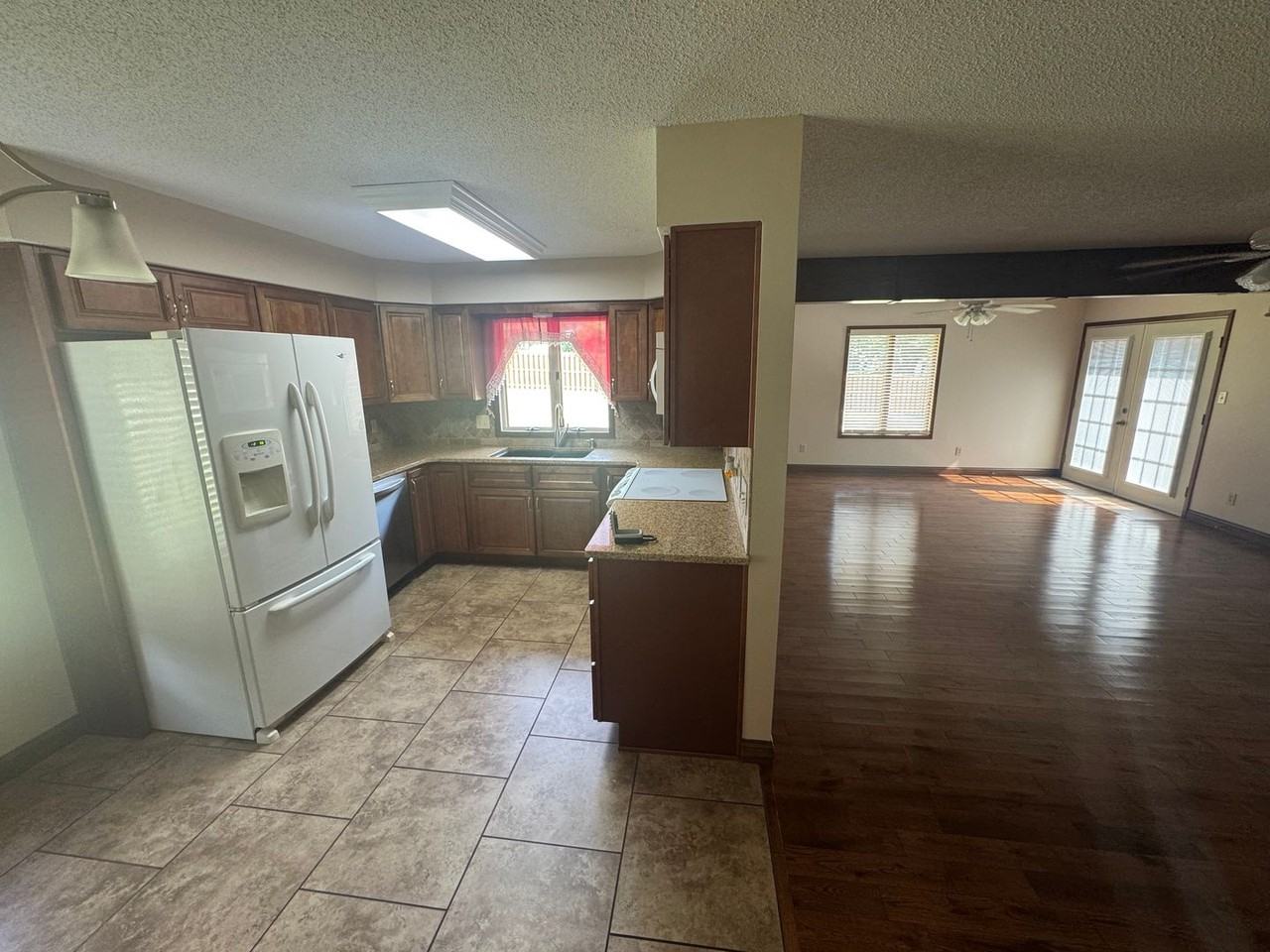 605 E Maplewood St - Photo 3 of 18