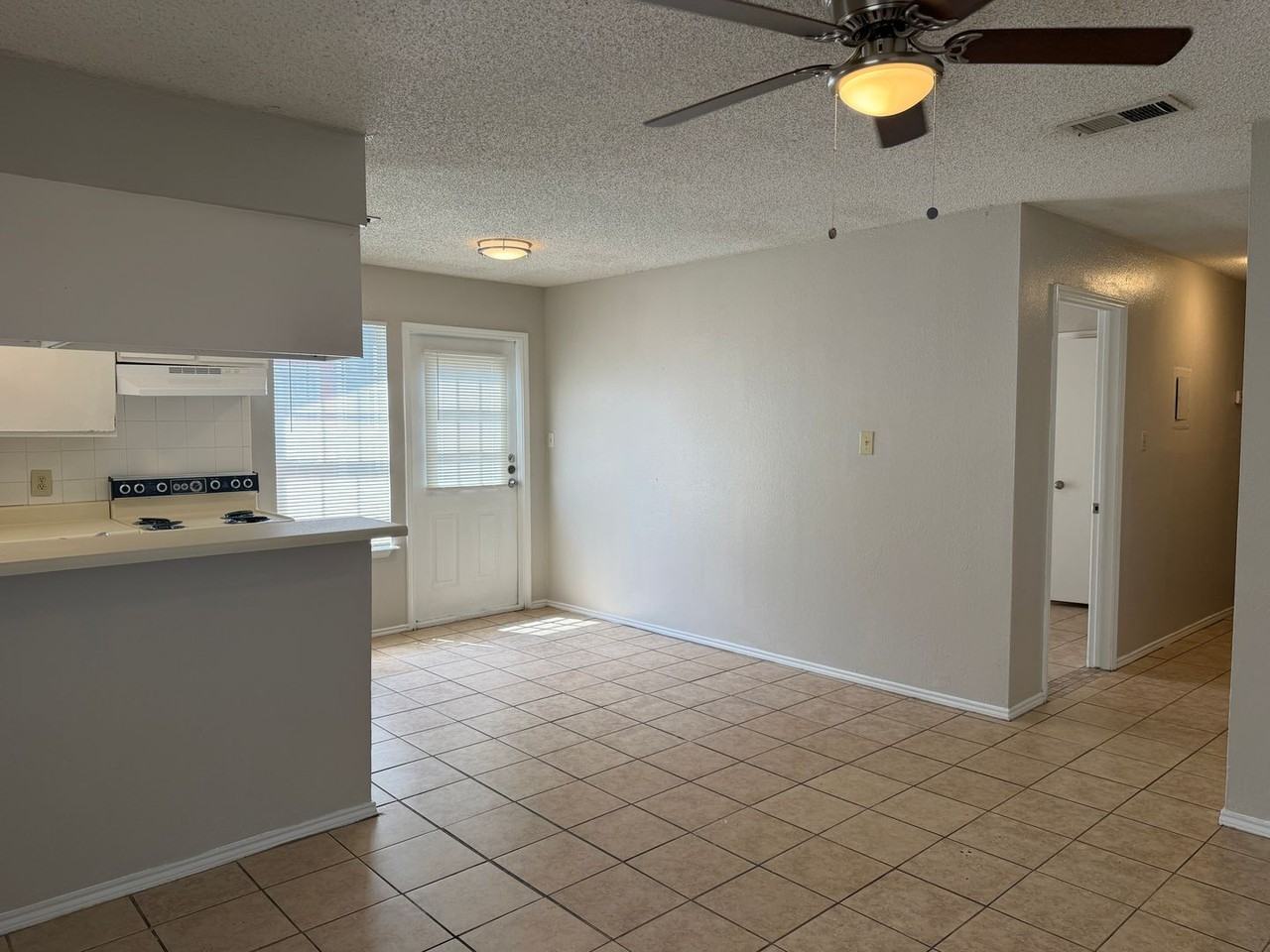 811 W Olmos Dr - Photo 3 of 10