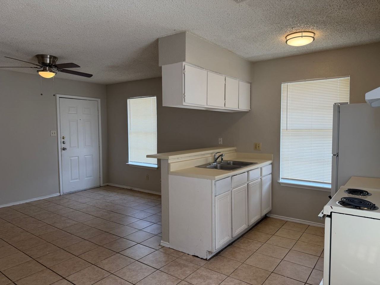 811 W Olmos Dr - Photo 4 of 10