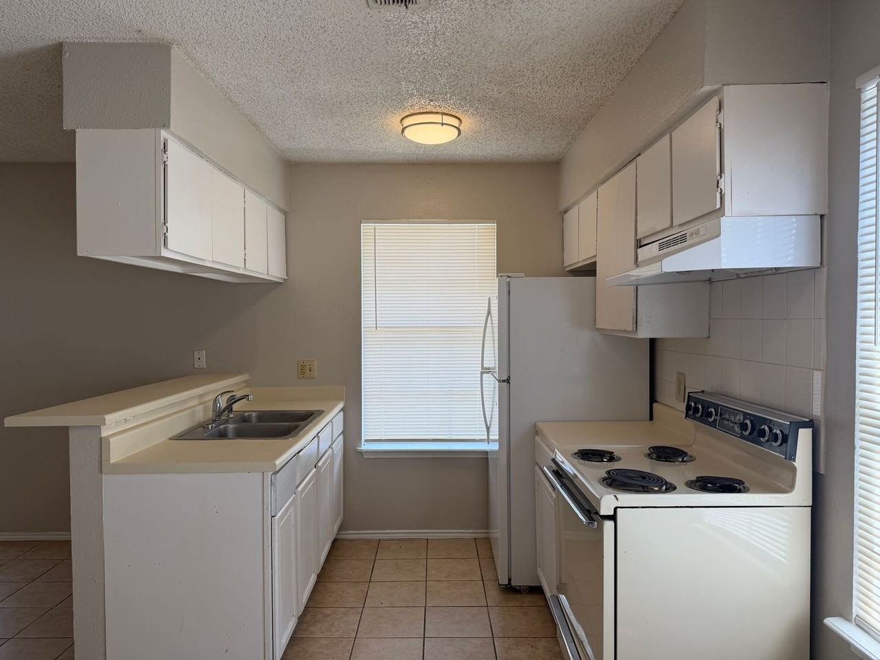 811 W Olmos Dr - Photo 5 of 10