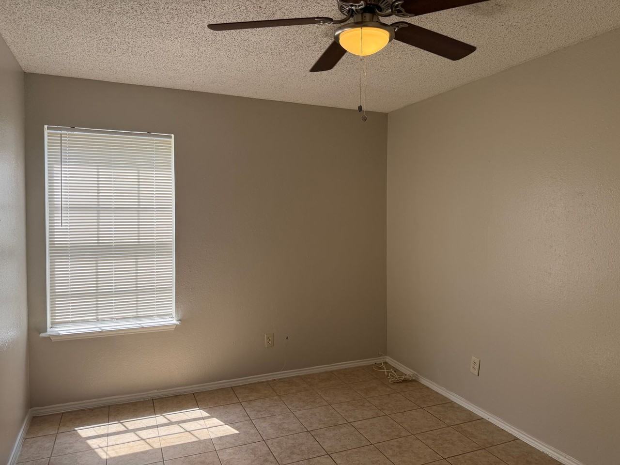 811 W Olmos Dr - Photo 6 of 10