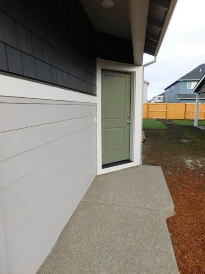 4737 Navigation Ave Ne - Photo 2 of 32
