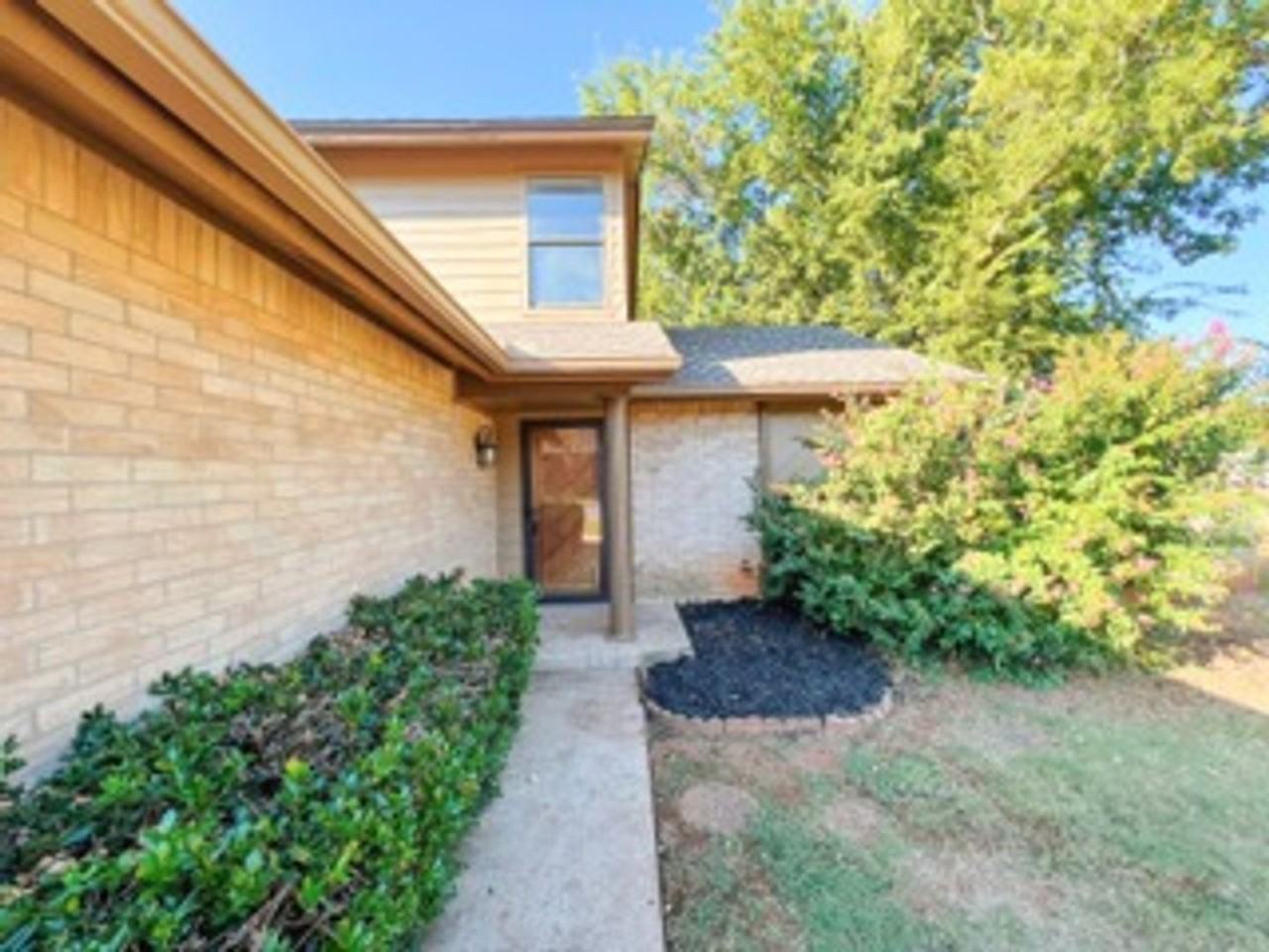 213 Woodbridge Cir - Photo 2 of 21