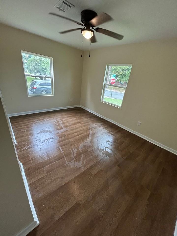 221 Warren St - Photo 5 of 10