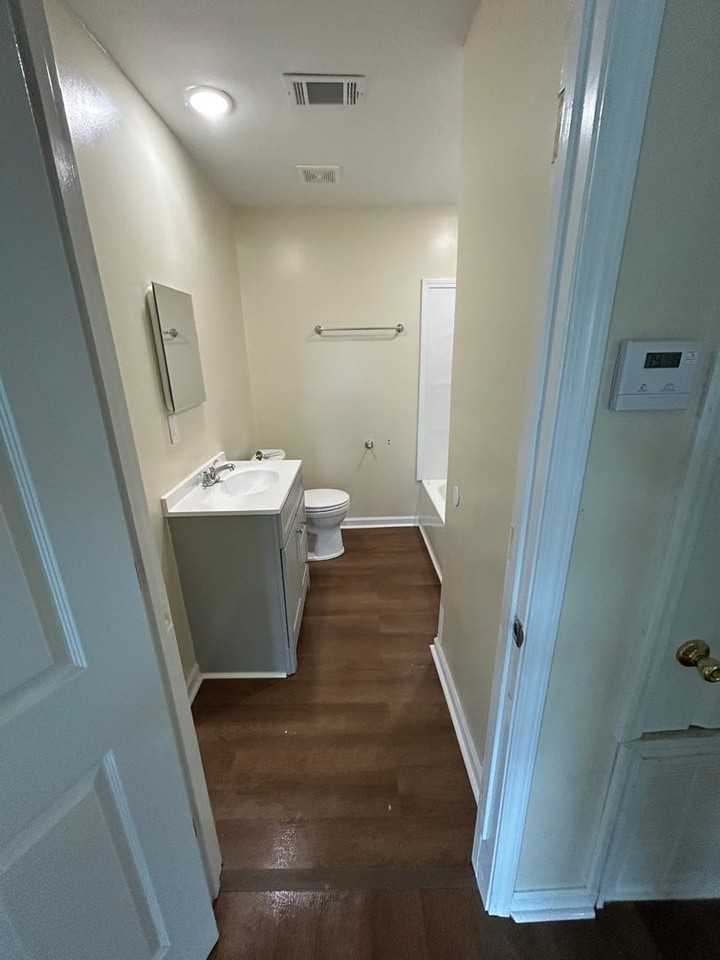 221 Warren St - Photo 6 of 10