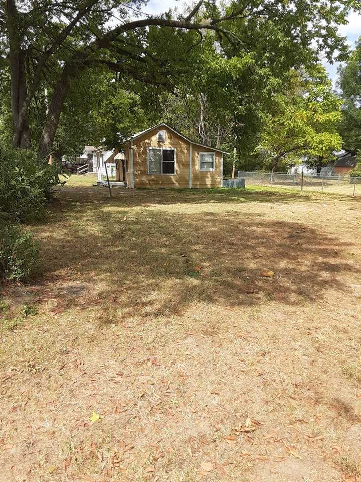 1512 Flora St - Photo 2 of 11