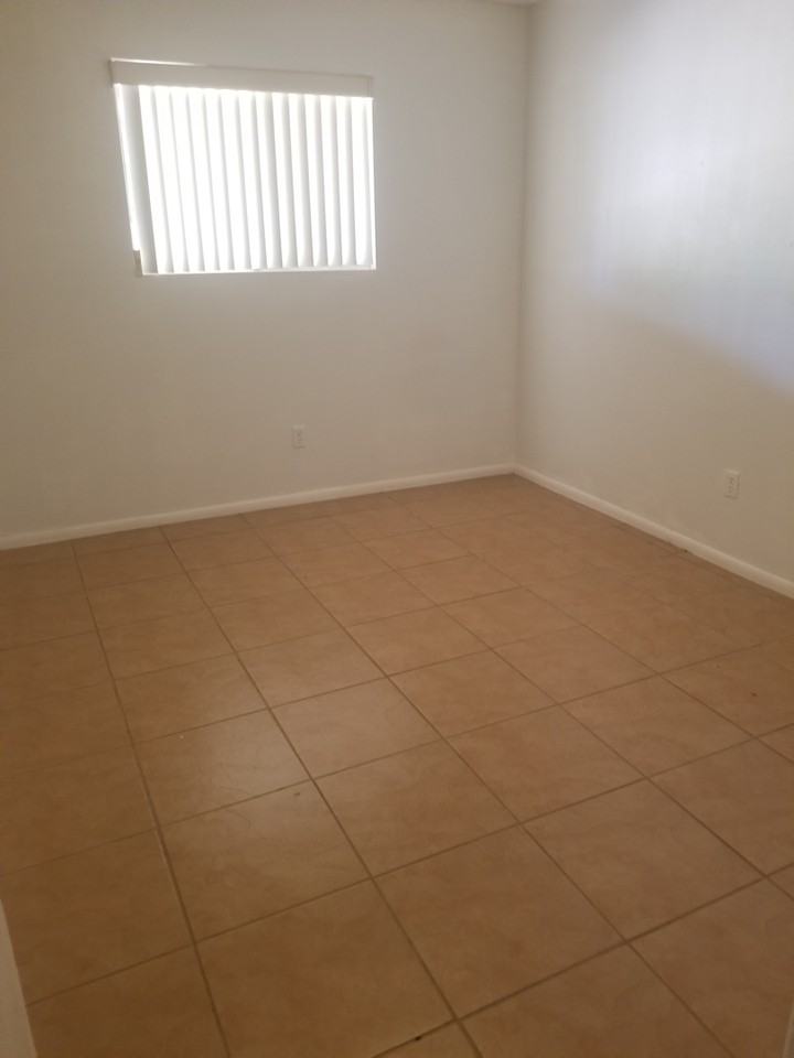 7833 S Phillips Ave - Photo 4 of 9