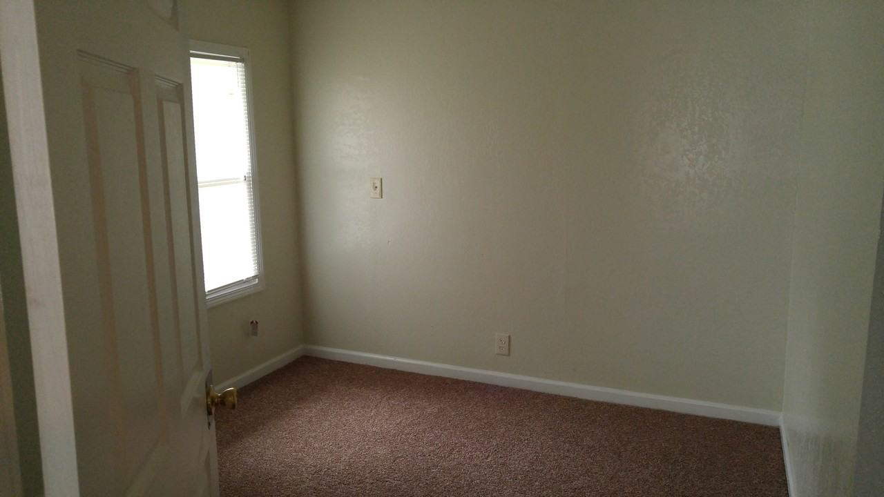 3024 E 60th St - Photo 5 of 8