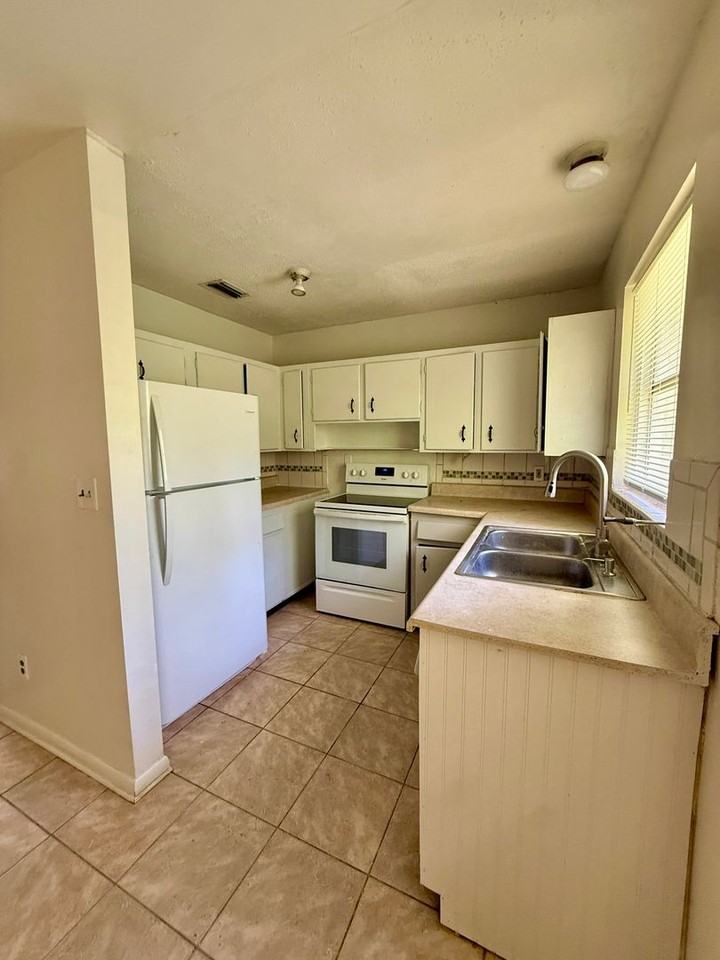 1053 Legay Ave - Photo 2 of 7