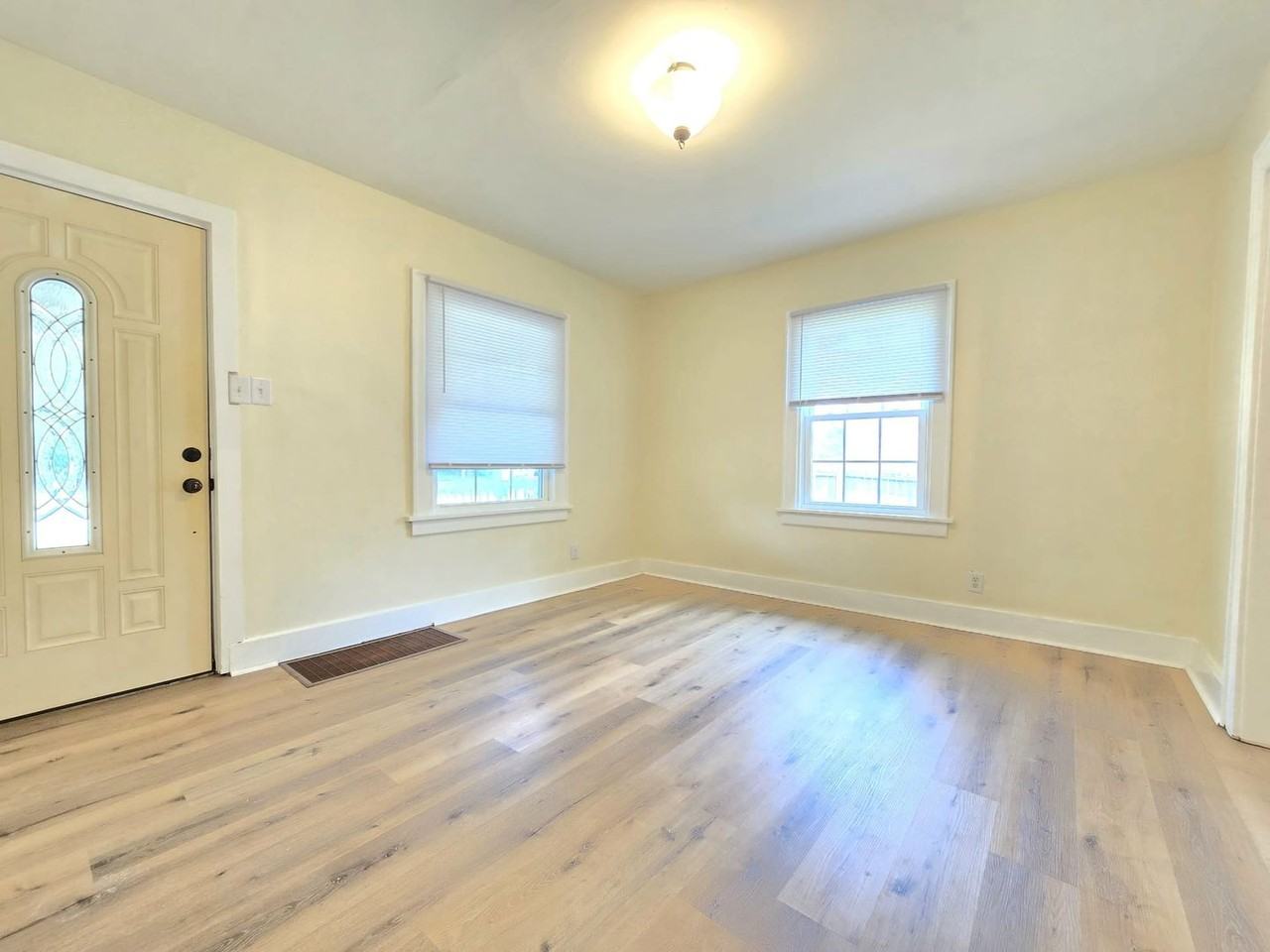 1416 Campeau St - Photo 2 of 13