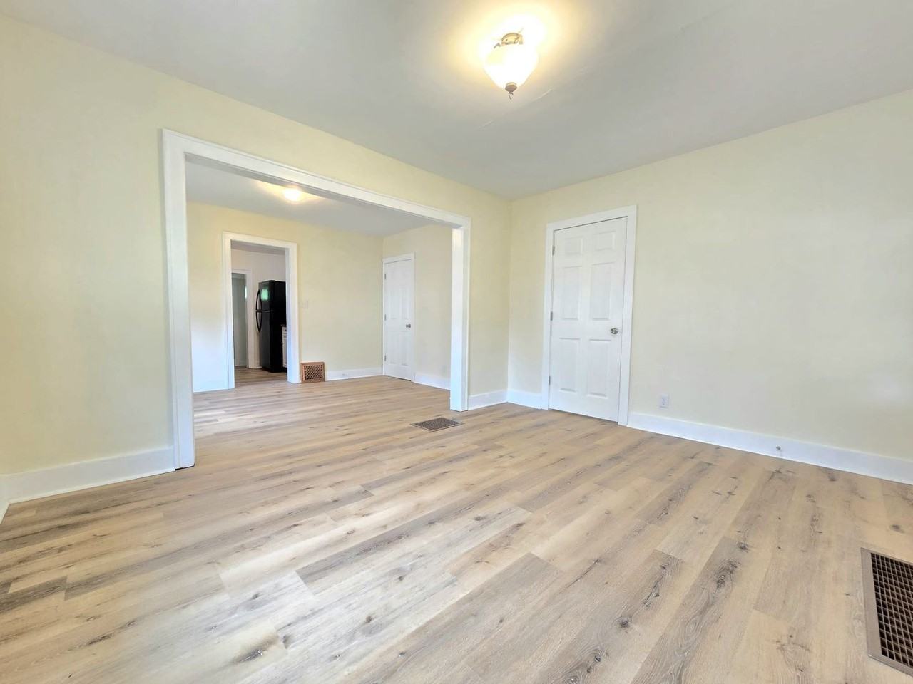 1416 Campeau St - Photo 3 of 13