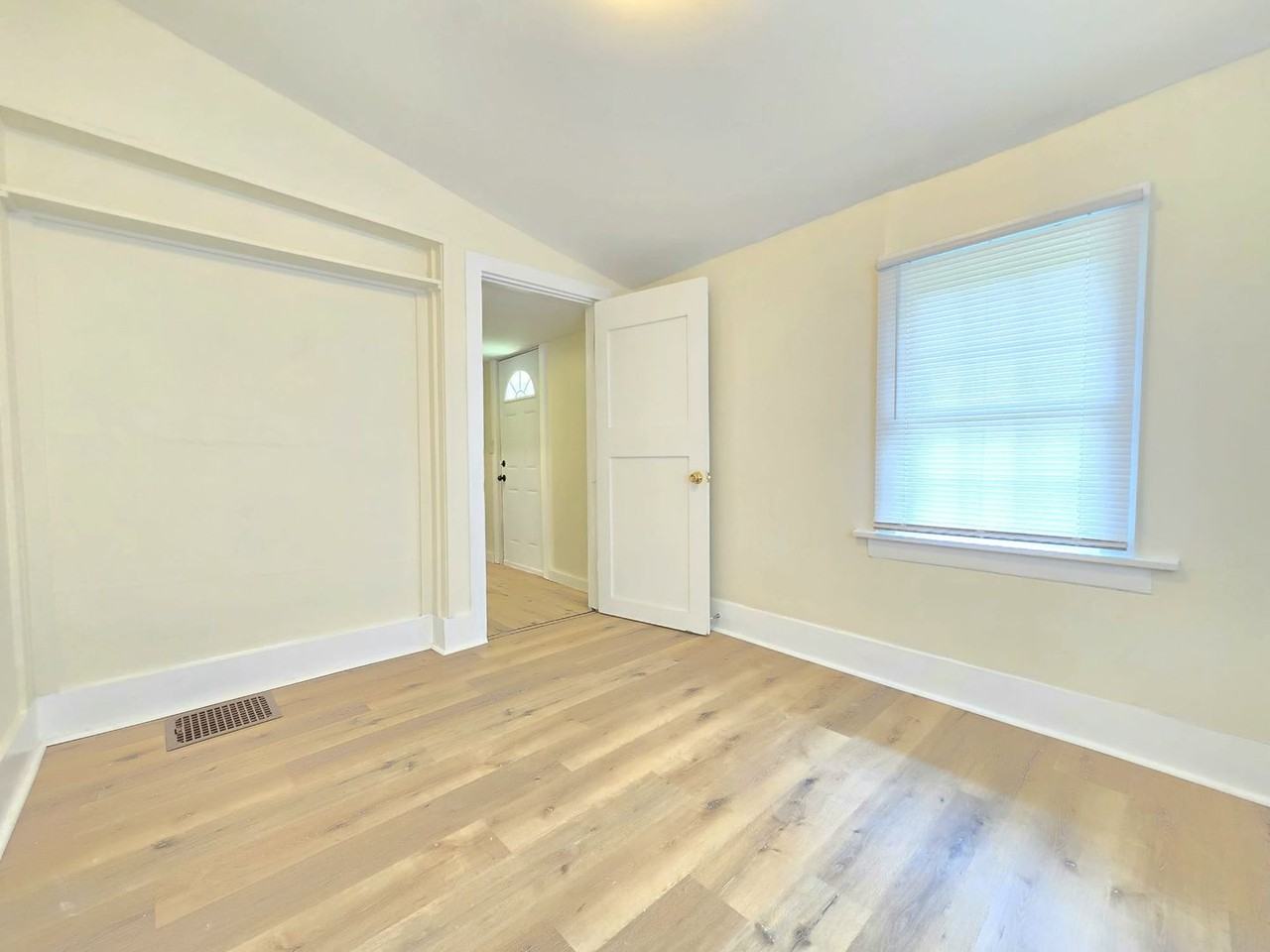 1416 Campeau St - Photo 7 of 13