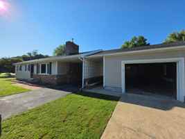 featured image of 916 Elliott St