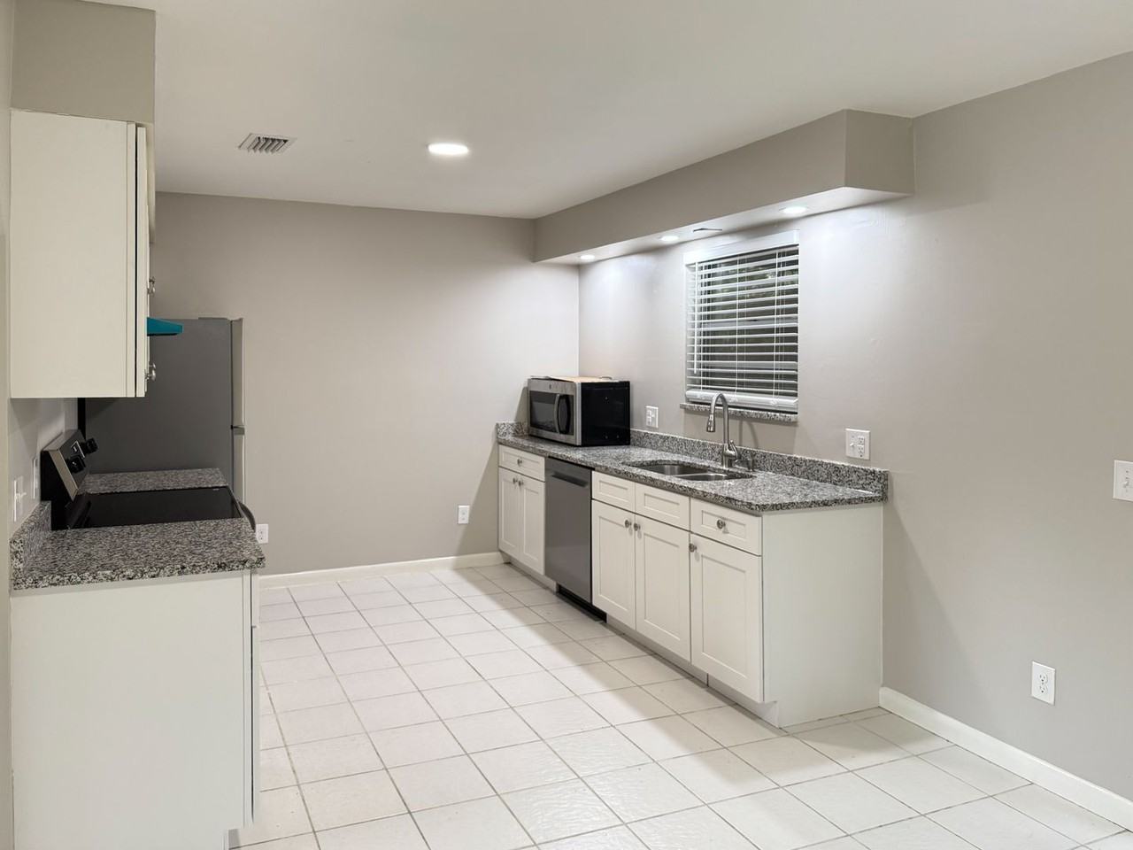 232 Aquarius Concourse - Photo 7 of 33