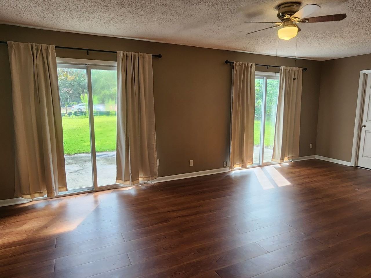 111 Holiday Dr - Photo 4 of 14