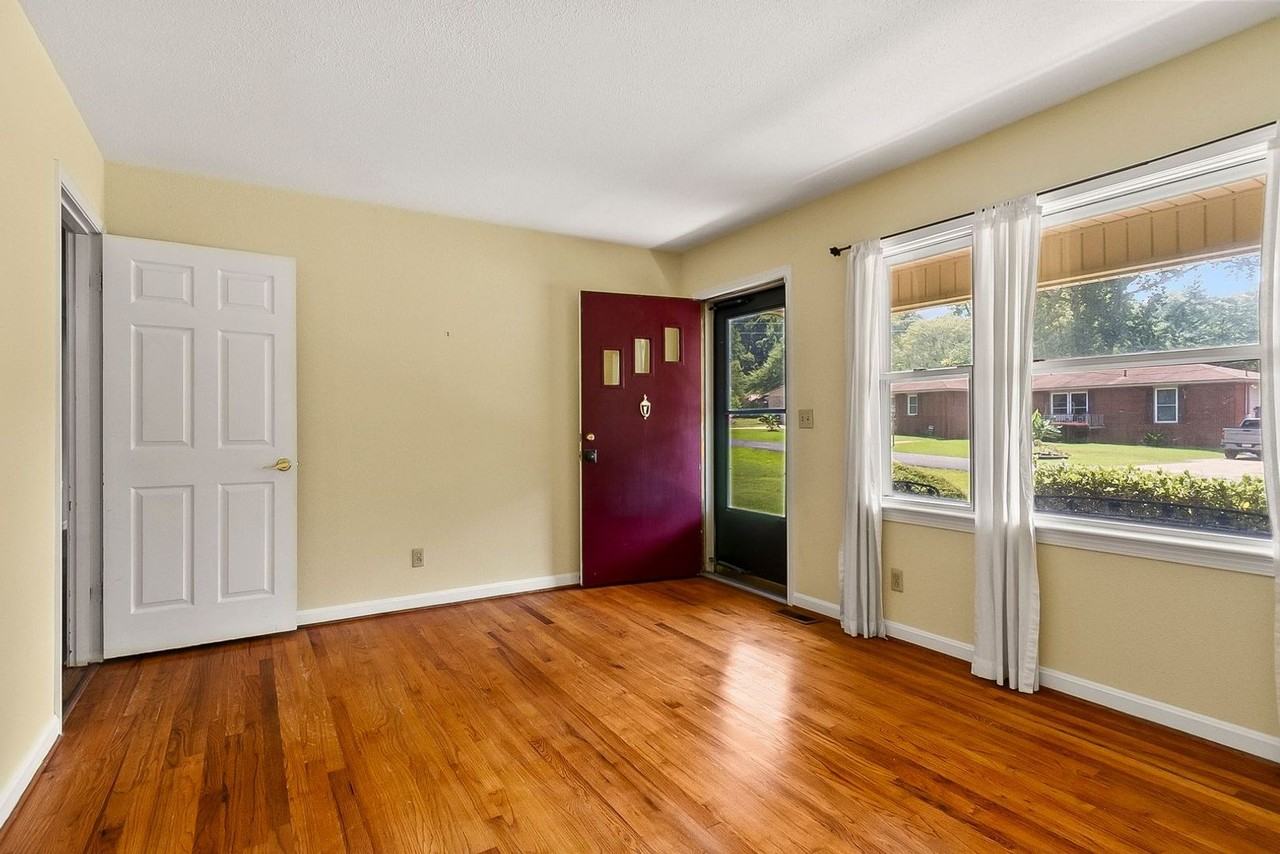 2496 Valley View Ln - Photo 5 of 30
