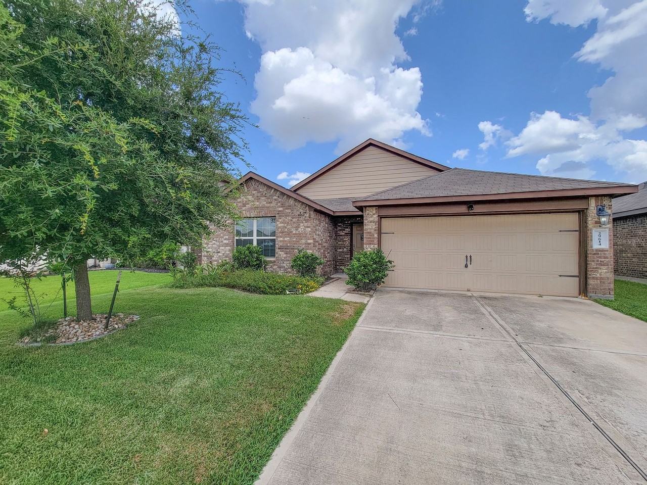 29614 Breakwater Dr - Photo 2 of 43