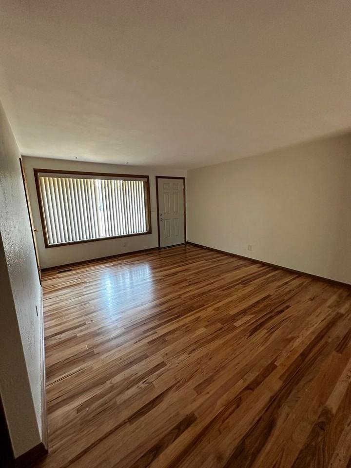 435 Se Atwood Ave - Photo 2 of 8