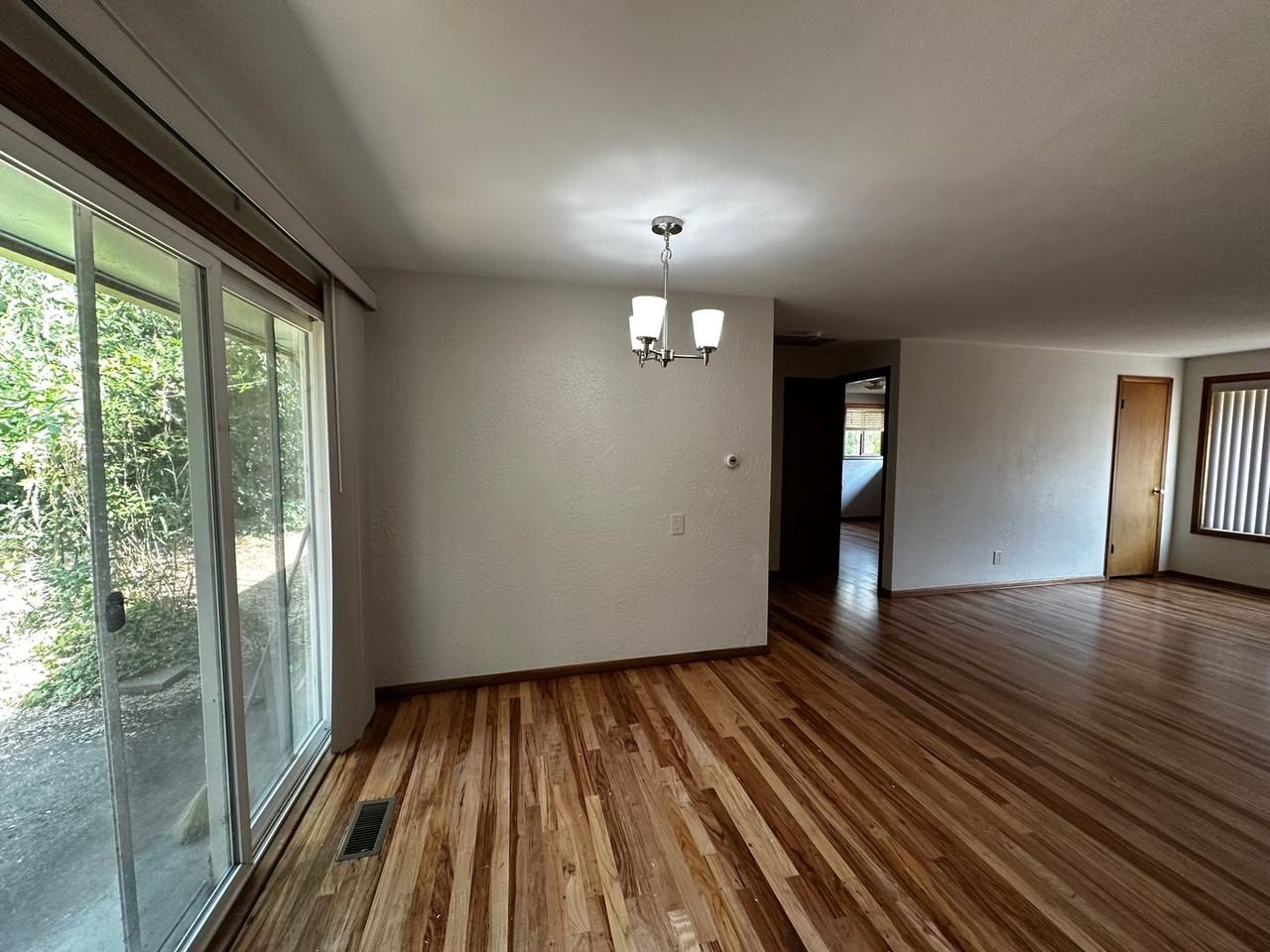 435 Se Atwood Ave - Photo 3 of 8