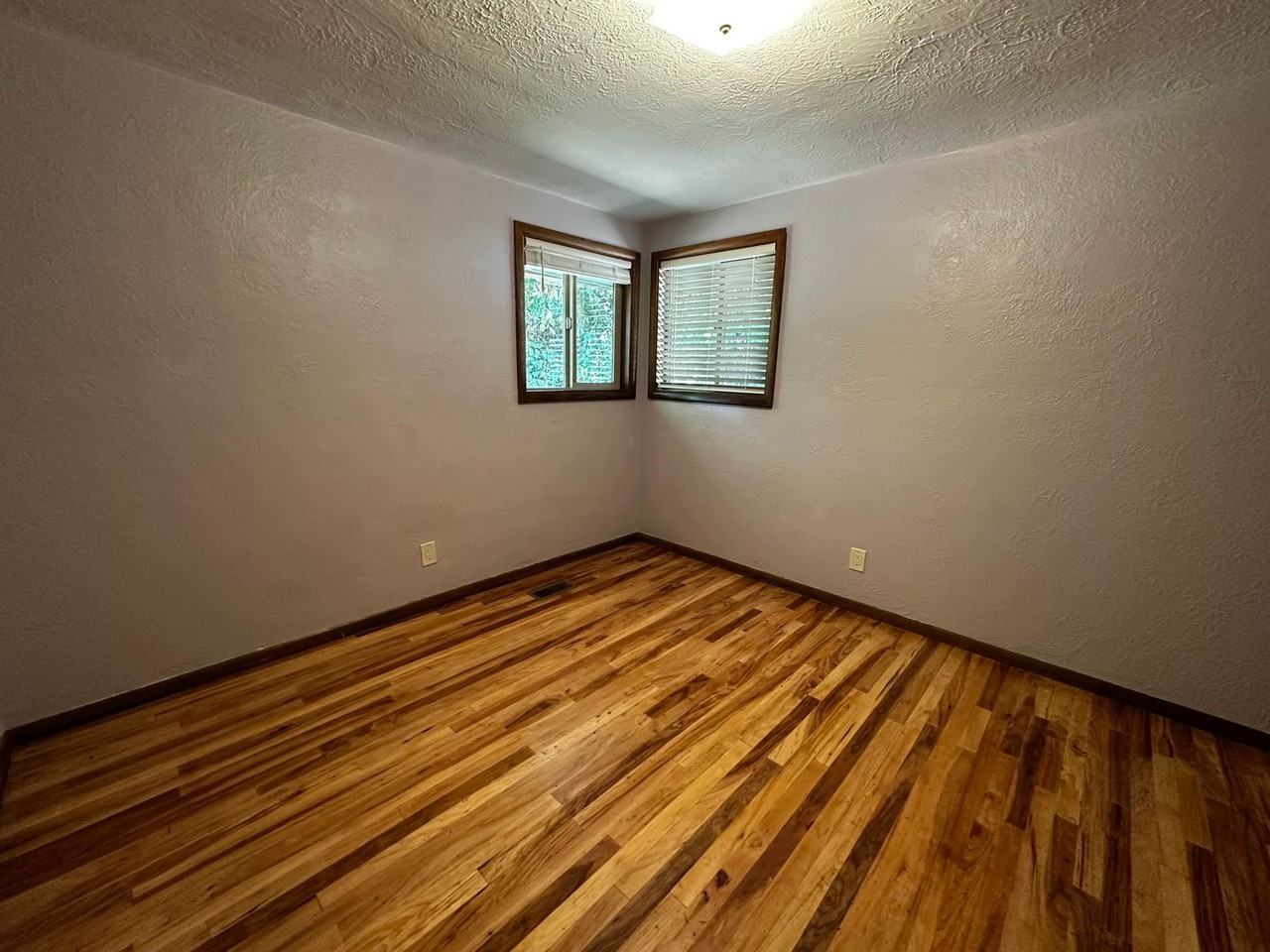 435 Se Atwood Ave - Photo 5 of 8
