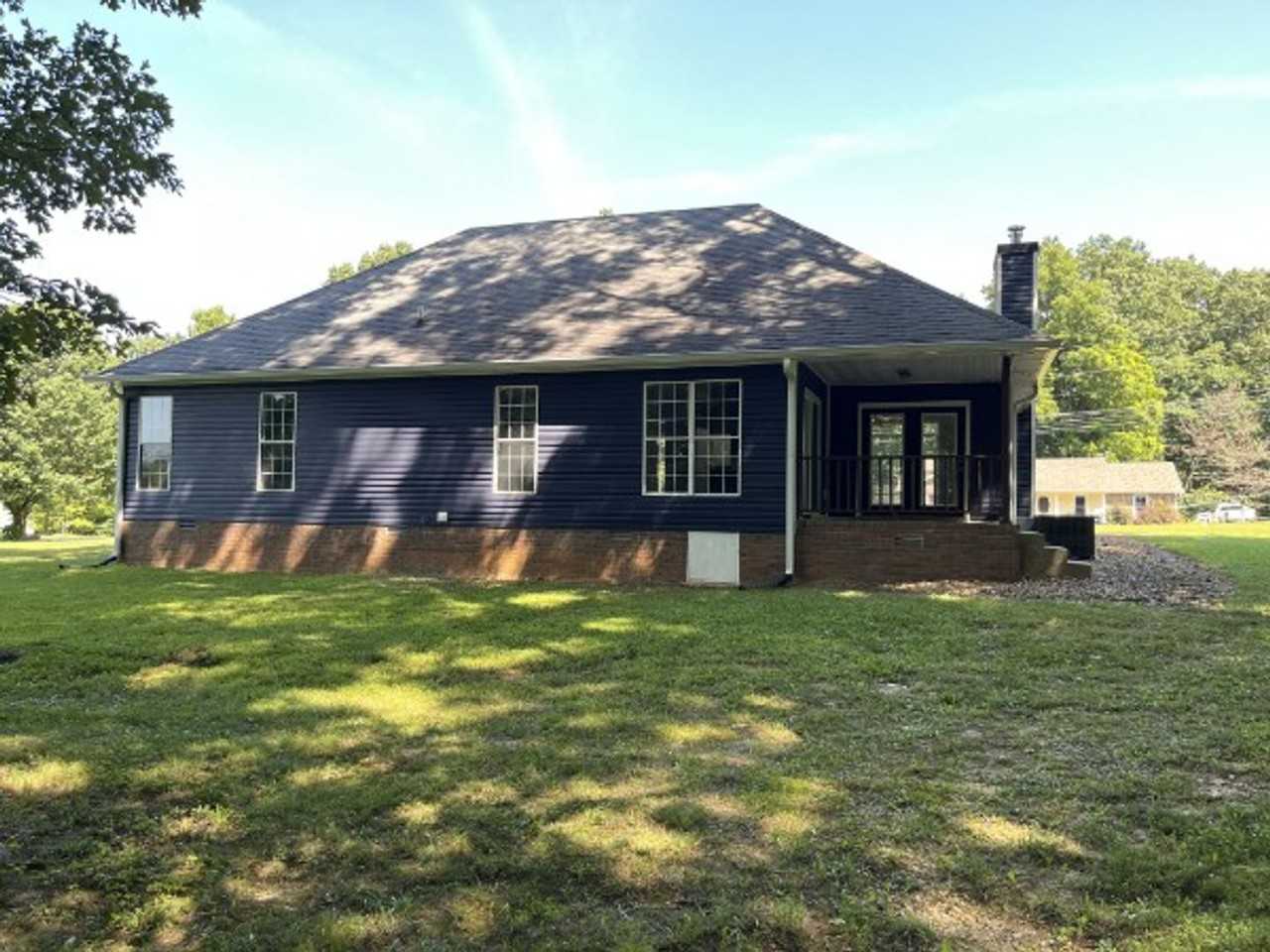 1130 Hunting Creek Ct - Photo 3 of 9