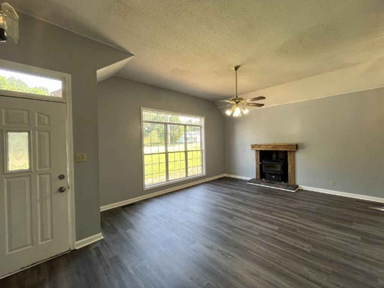 1130 Hunting Creek Ct - Photo 5 of 9