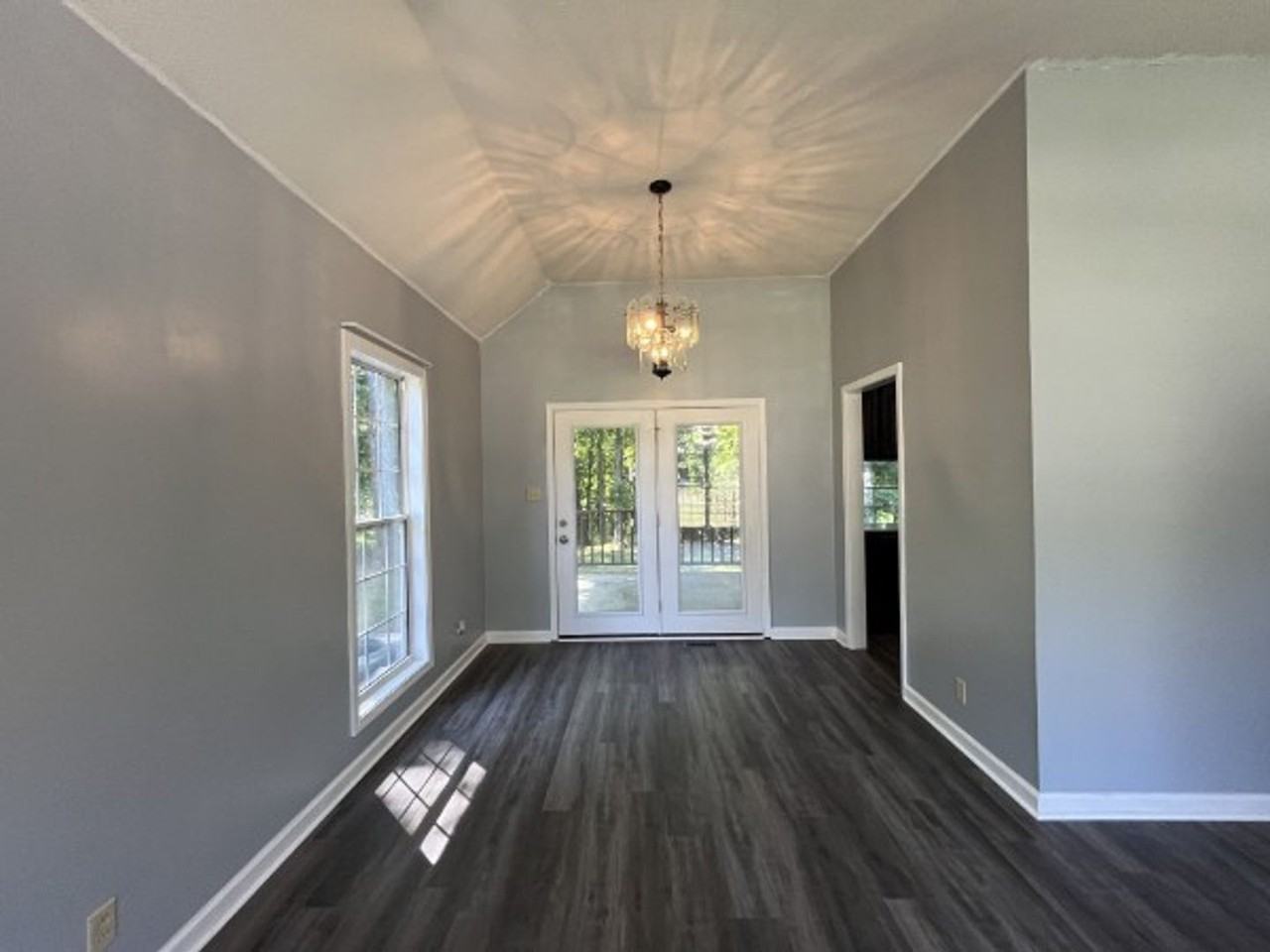 1130 Hunting Creek Ct - Photo 7 of 9