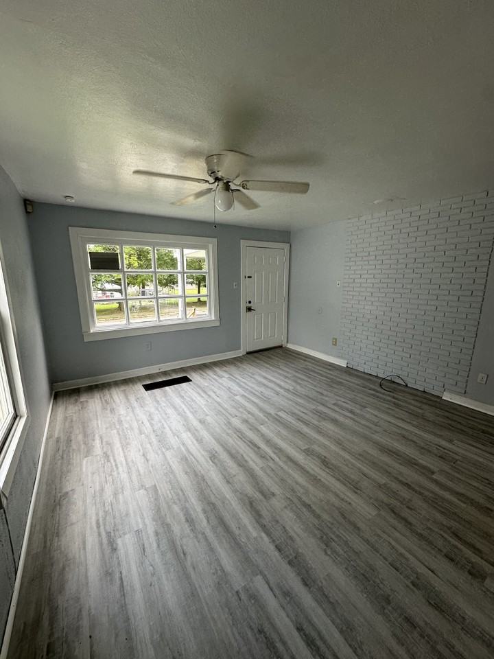 415 E 35th St #1 - Photo 3 of 11