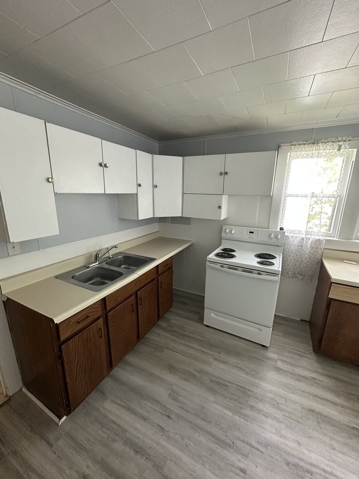 415 E 35th St #1 - Photo 4 of 11