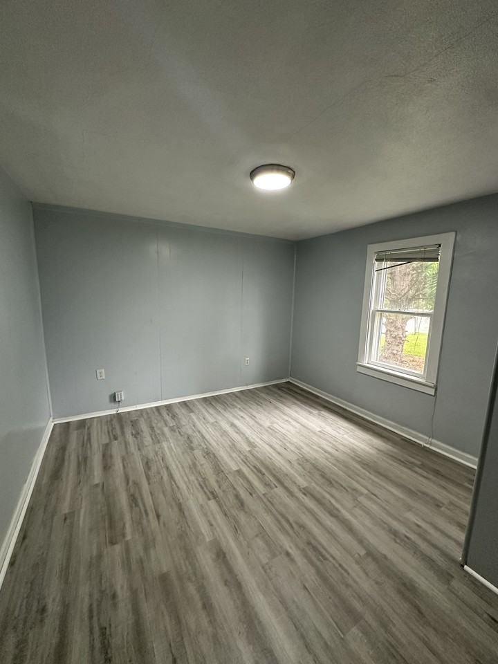 415 E 35th St #1 - Photo 7 of 11