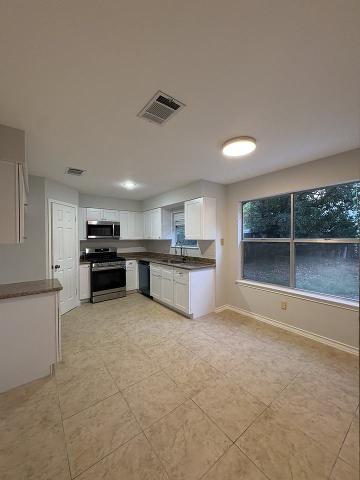 13305 Black Canyon Dr #1 - Photo 4 of 14
