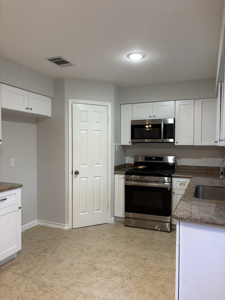13305 Black Canyon Dr #1 - Photo 5 of 14