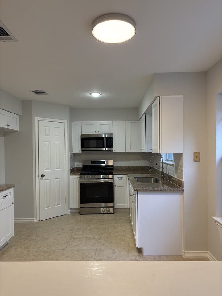 13305 Black Canyon Dr #1 - Photo 6 of 14