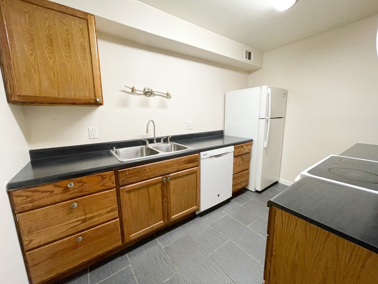 425 Cambout St #1 - Photo 5 of 11